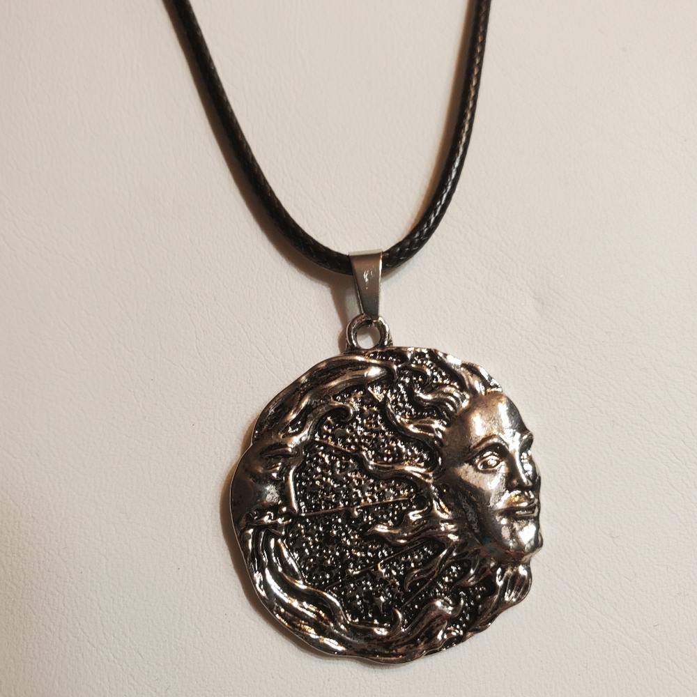 Gorgeous tibettan pendant 🌙moon 🌞sun necklace - Picture 3 of 4